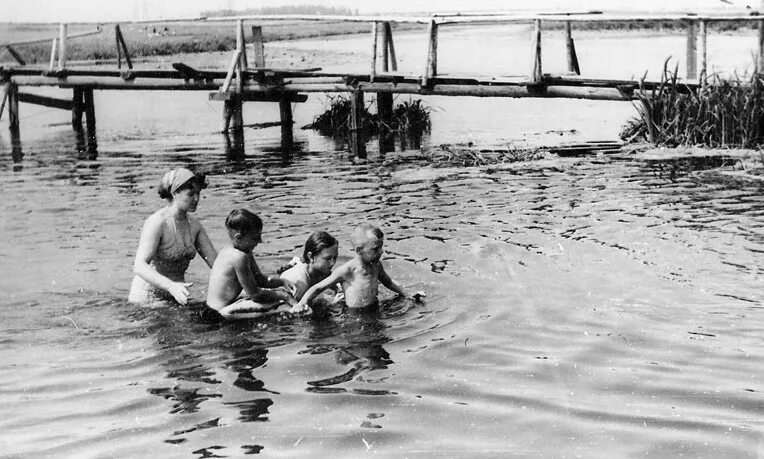 YMCA плавание 1940. Советская деревня 1940. Советский пляж. Купание ретро. Купаются ретро