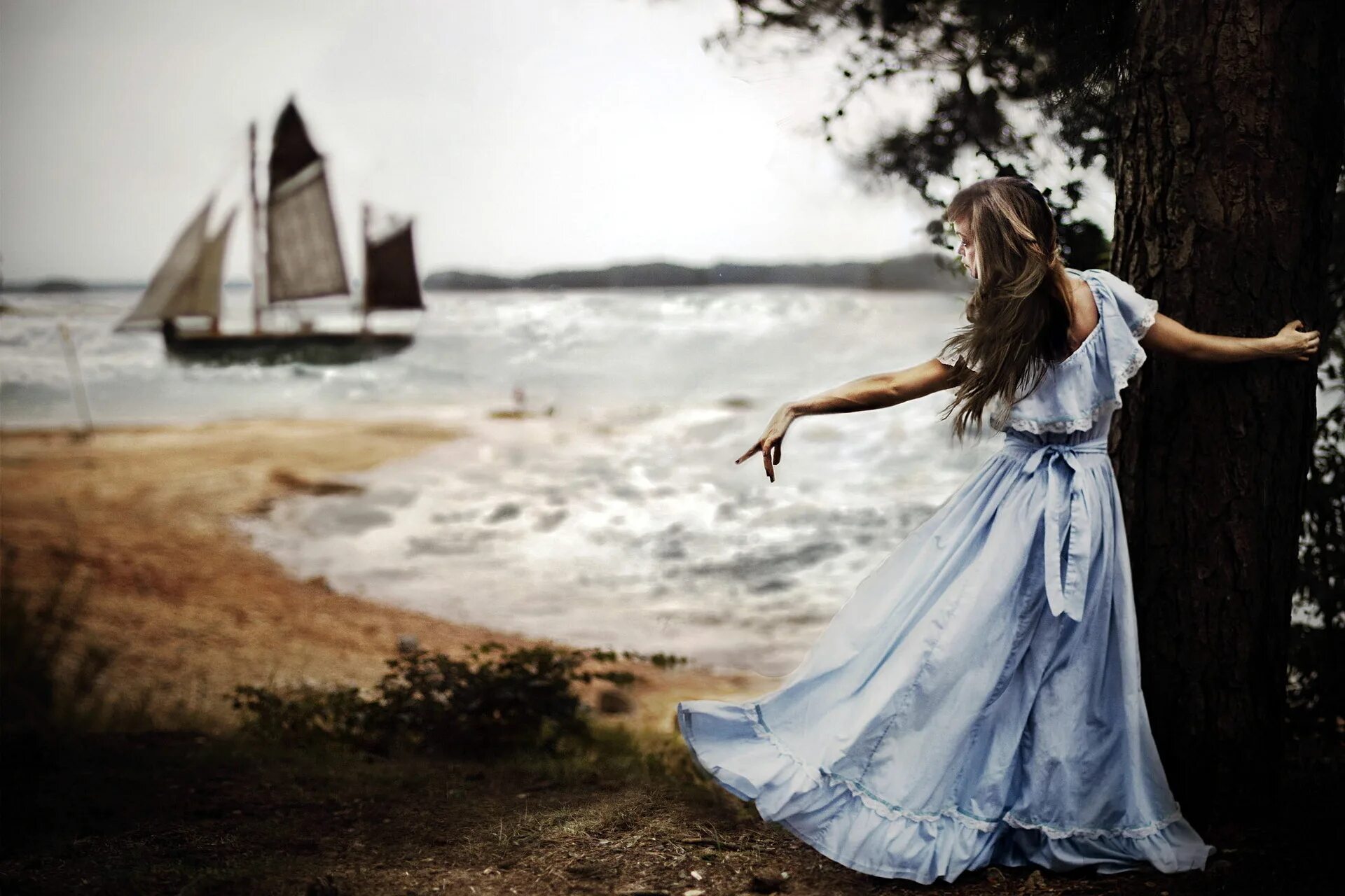Девушка-море. Девушка в длинном платье на море. Девушка в голубом платье. Убегающая девушка в длинном платье. Легким взмахом руки
