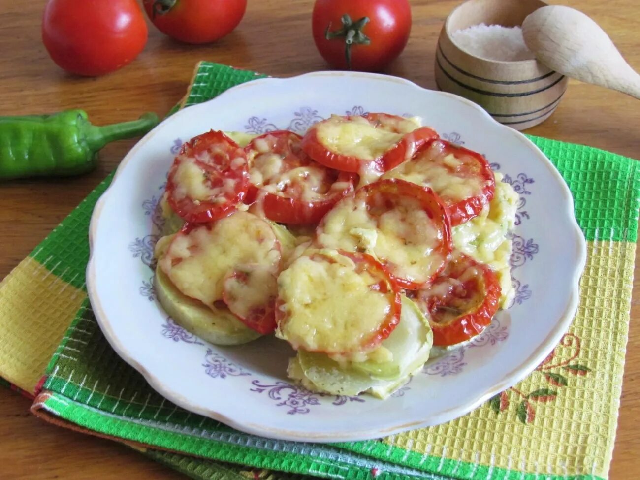 Кабачки с помидорами. Кабачки с помидорами и сыром. Кабачки с помидорами и сыром и чесноком. Кабачки в духовке с помидорами и сыром и чесноком и сметаной. Тушеные помидоры с чесноком