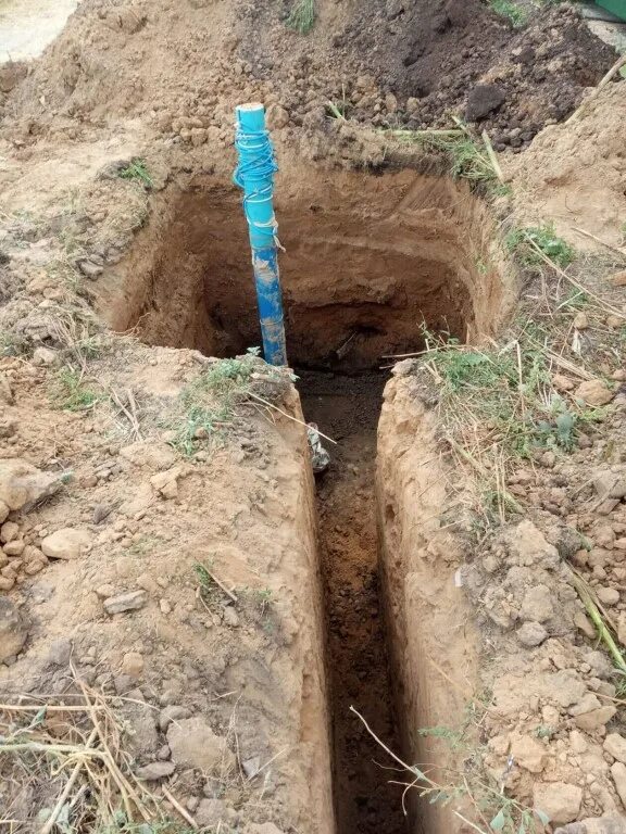 Копаем водопровод. Траншея для прокладки водопровода. Скважина на участке. Копка ям траншей. Копаем водопровод.