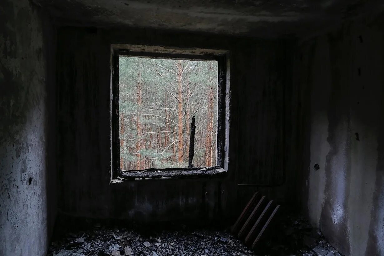 Разрушенное окно. Припять заброшенные дома. Припять заброшенные дома в Припяти. Припять зона отчуждения 30 лет спустя. Заброшенные квартиры Чернобыль заброшенные.