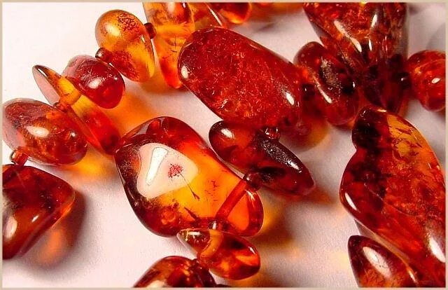 бусины янтаря вишня. янтарно алый. камень янтарь красный янтарь. янтарь драконова кровь. янтарь вишня.