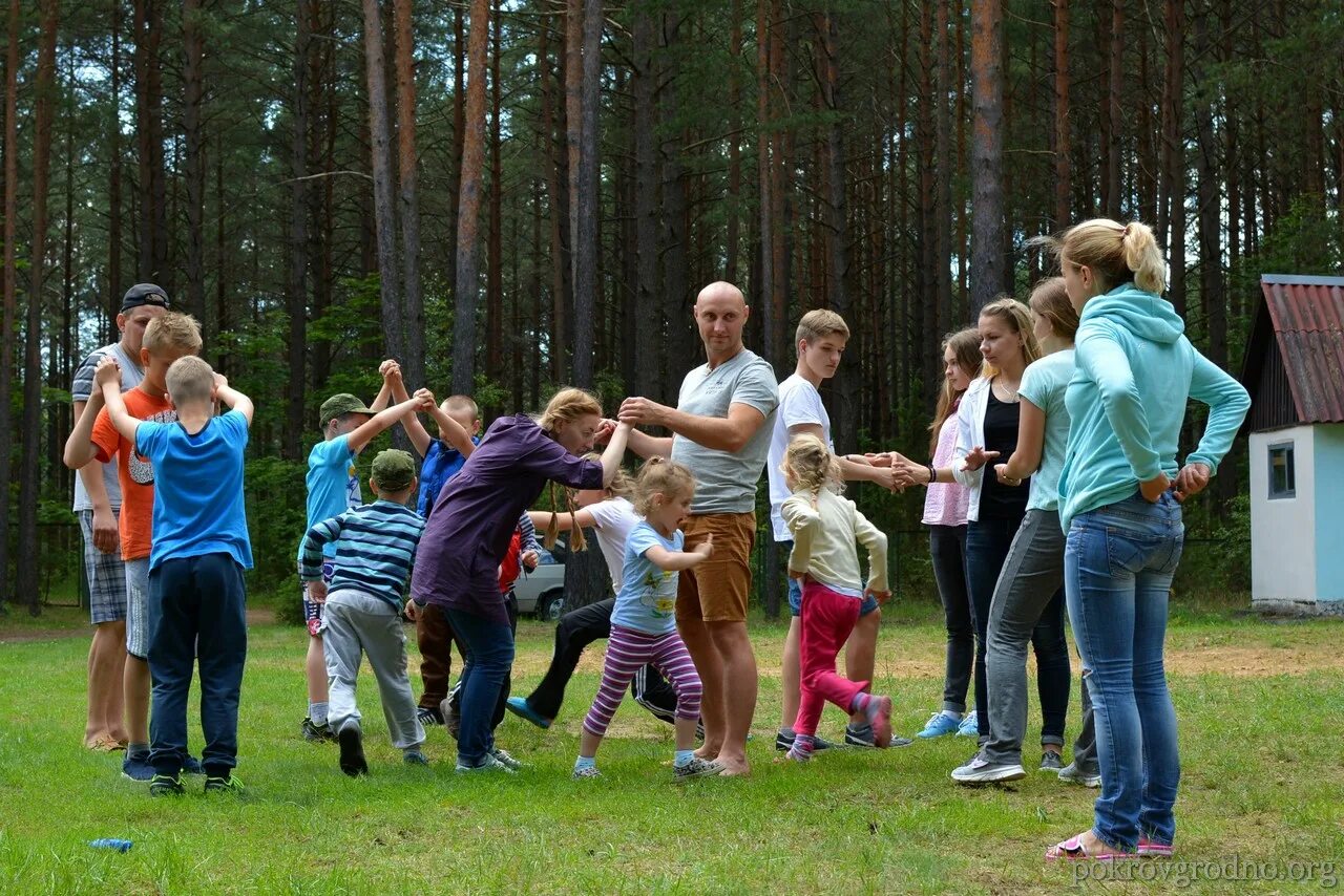 Семейный лагерь. Детский лагерь. Семья в лагере. Летний лагерь семья.