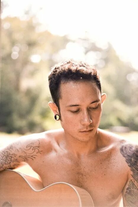 Matt h. Мэтт хифи. matthew kiichi heafy. trivium вокалист. мэтью хифи с женой.