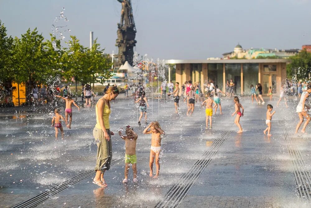 Жара в Москве 2010. Летние купания в фонтане. Дети купаются в фонтане. Жара дети купаются в фонтане. Жара купаться