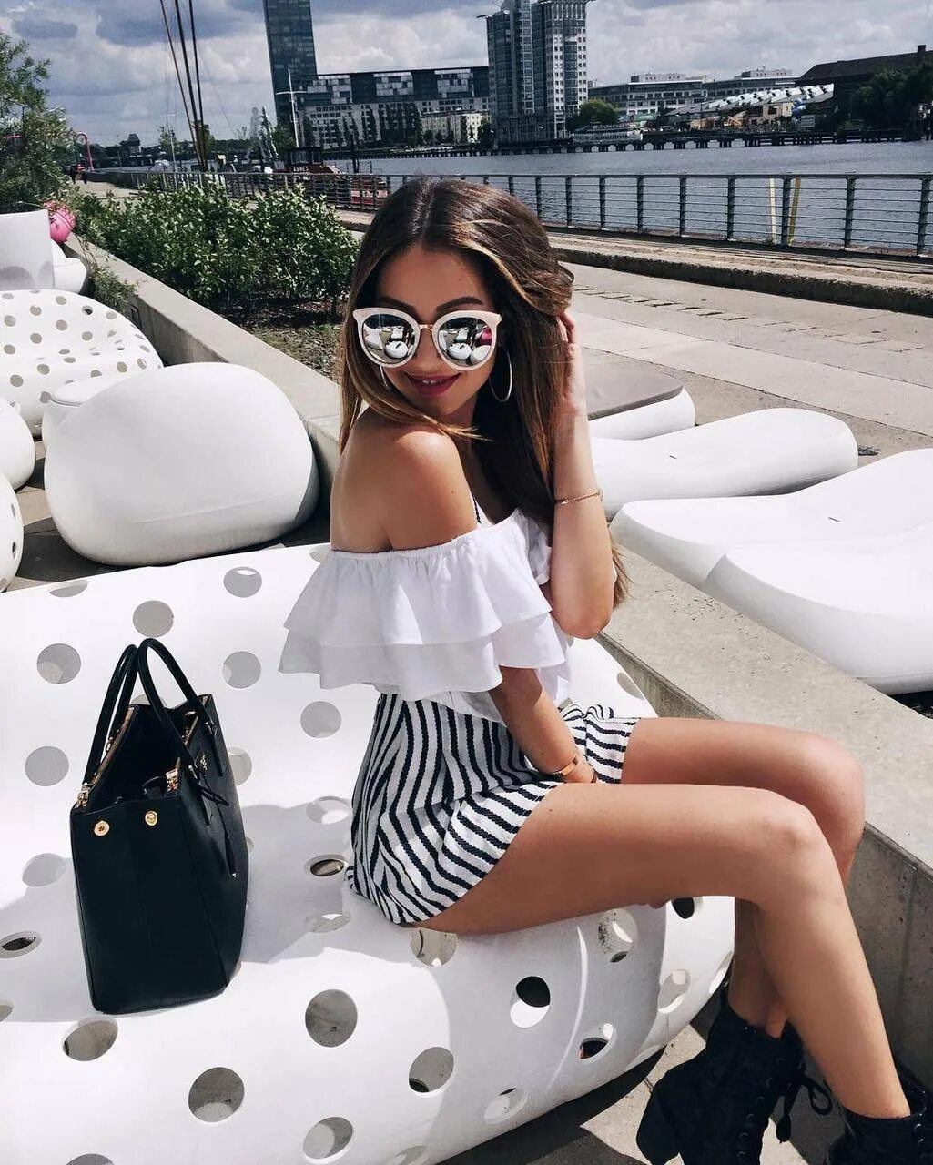 Богатая девочка 18. Тилан блондо в 16. Красивые девушки автосалонов. Красивые богатые девушки. Модель ксения дели.