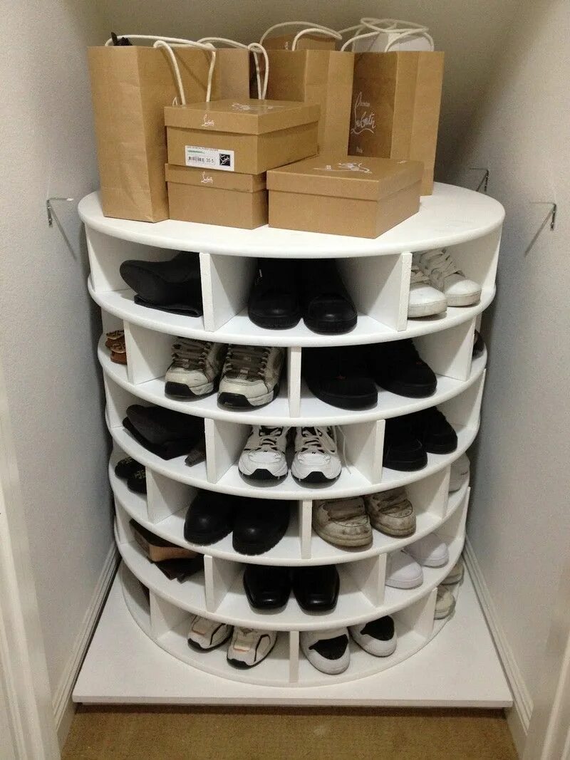 Место хранения редких предметов. Полки для обуви. Система хранения обуви. Вращающиеся полки для обуви. Необычная обувница.