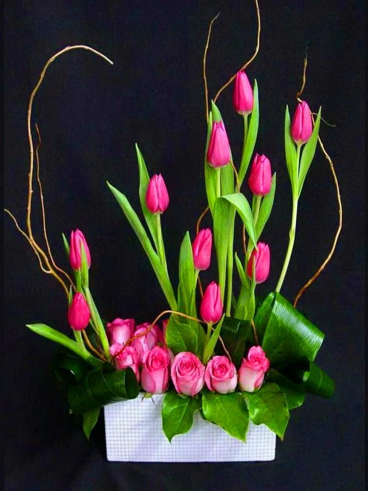 Розы можно ставить с тюльпанами. Композиция с тюльпанами. Цветочные композиции из тюльпанов. Букет тюльпанов. Необычные букеты из тюльпанов.
