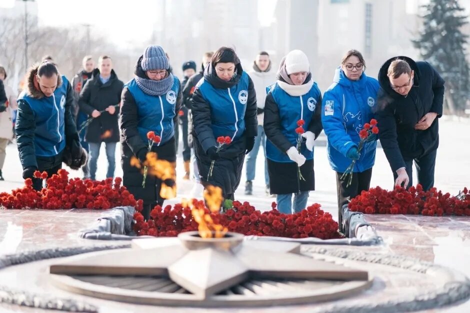 Стояли последние дни июня. Возложение цветов. Возложение цветов к Вечному огню. Вечный огонь. Сквер Победы.