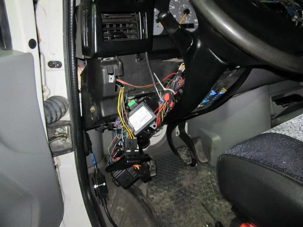 Блок иммобилайзер шевроле нива. Где стоит иммобилайзер. Иммобилайзер лада гранта. Блок иммо нива шевроле. Штатный иммобилайзер лада гранта 2013.