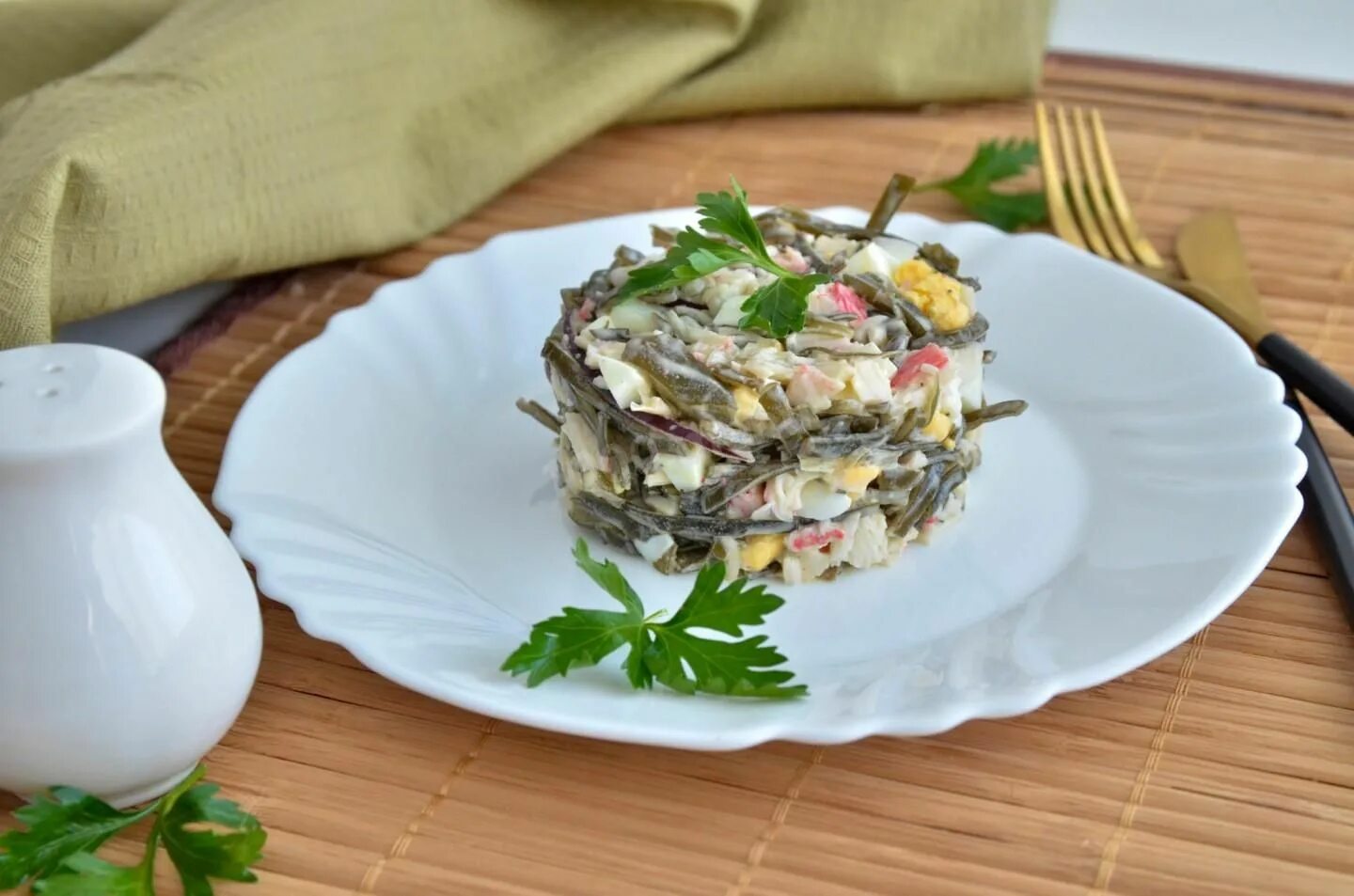 Салат с морской капустой и крабовыми палочками и яйцом. Салат из морской капусты с крабовыми палочками и яйцом. Салат с морской капустой и яйцом и крабовыми. Салат с морской капустой и яйцом.