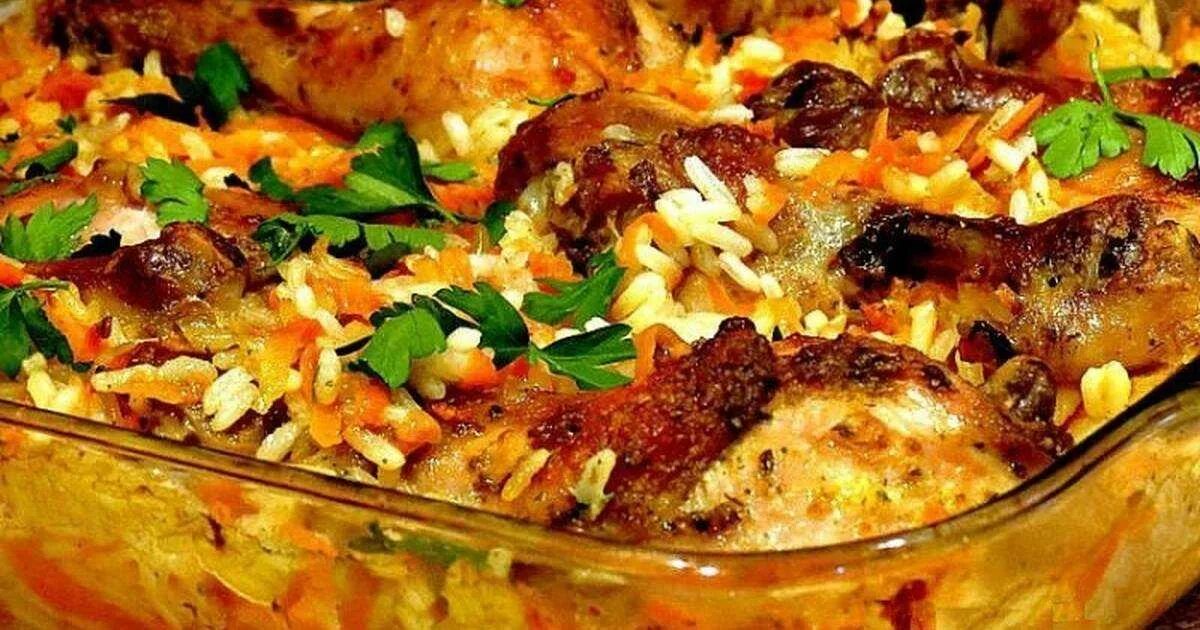 Мясо запеченное с овощами в духовке. Рис с курицей в духовке. рис с овощами и курицей в духовке. рич с курицей в духовке. курица запеченная с рисом в духовке.