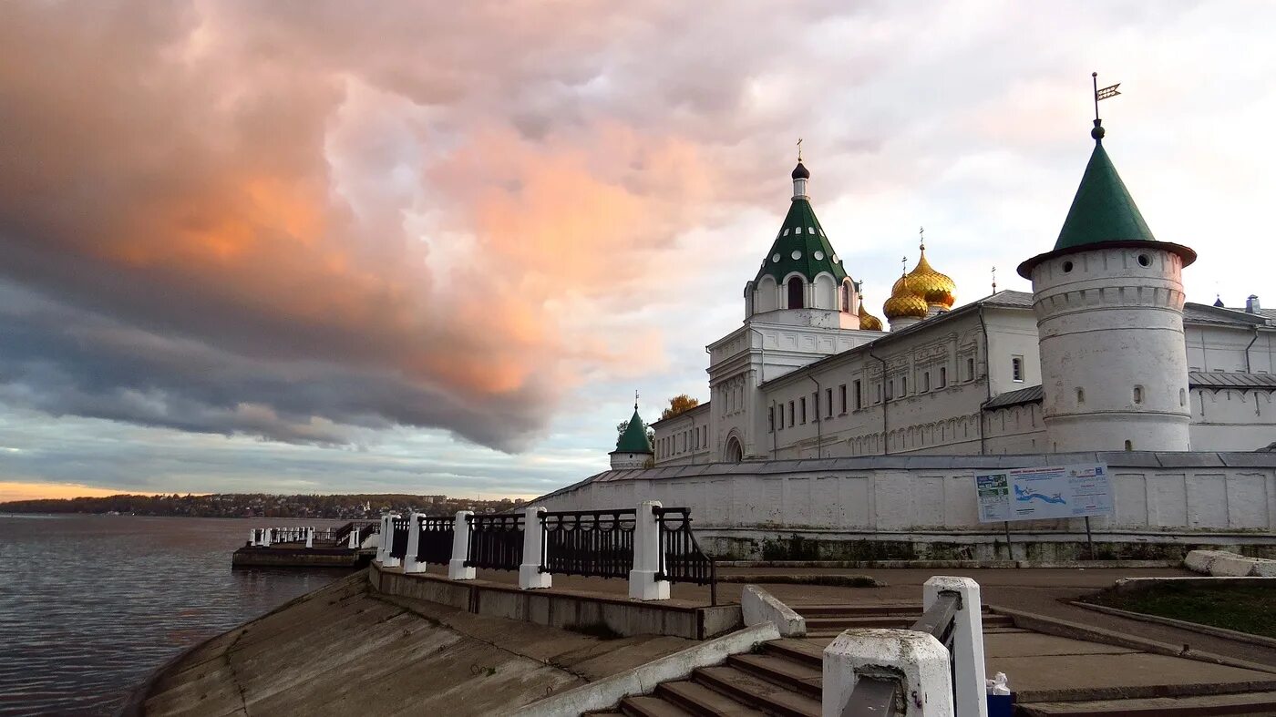 Ипатьевский монастырь сайт. Белокаменный Ипатьевский монастырь в Костроме. Ипатьевский монастырь Кострома. Свято-Троицкий Ипатьевский монастырь. Набережная у Ипатьевского монастыря в Костроме.