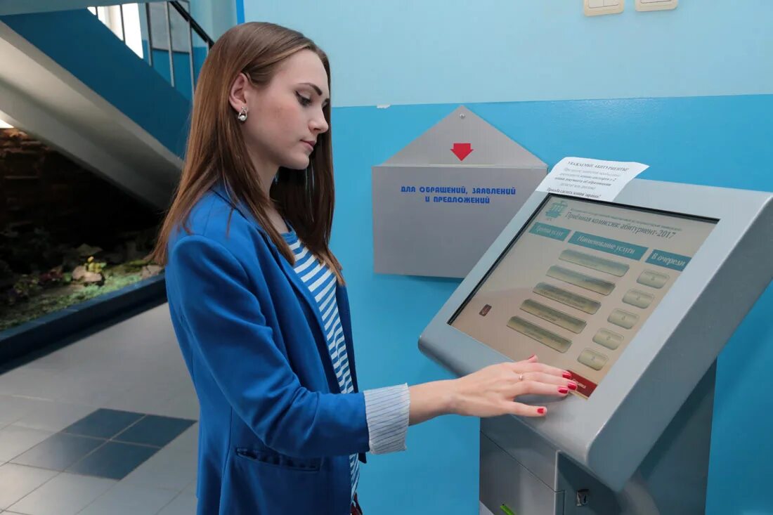 терминал электронной очереди. московский стандарт плюс поликлиника. транзакционные терминалы самообслуживания киевский вокзал. электронная очередь. система управления электронной очередью.