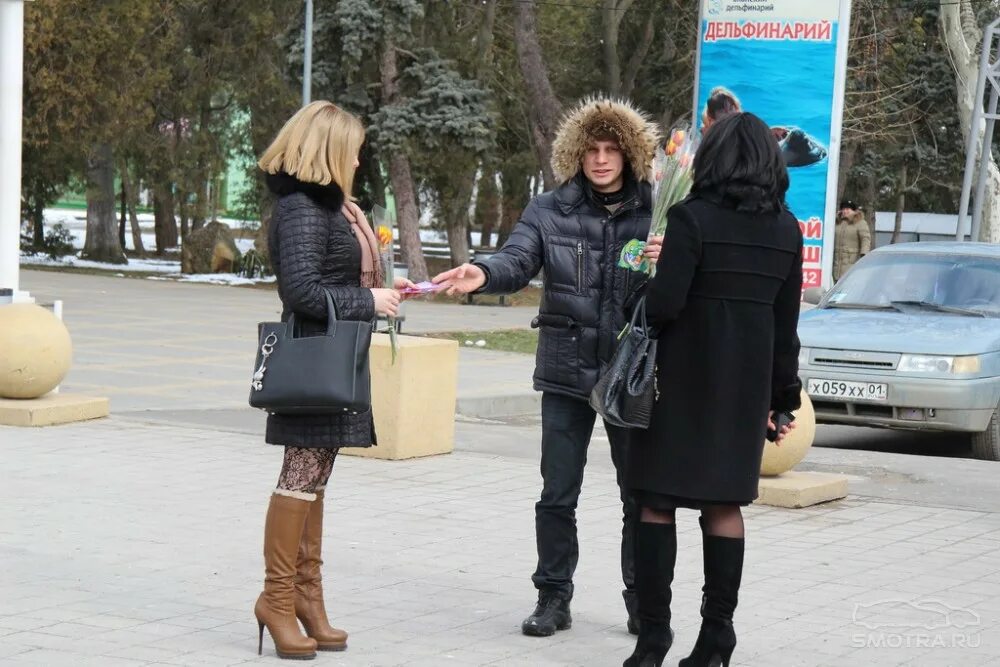 Какую одежду брать в сочи в октябре. В чем ходят в марте. в чем ходят в сочи. сочи в марте люди. в чем ходят в сочи в мае.