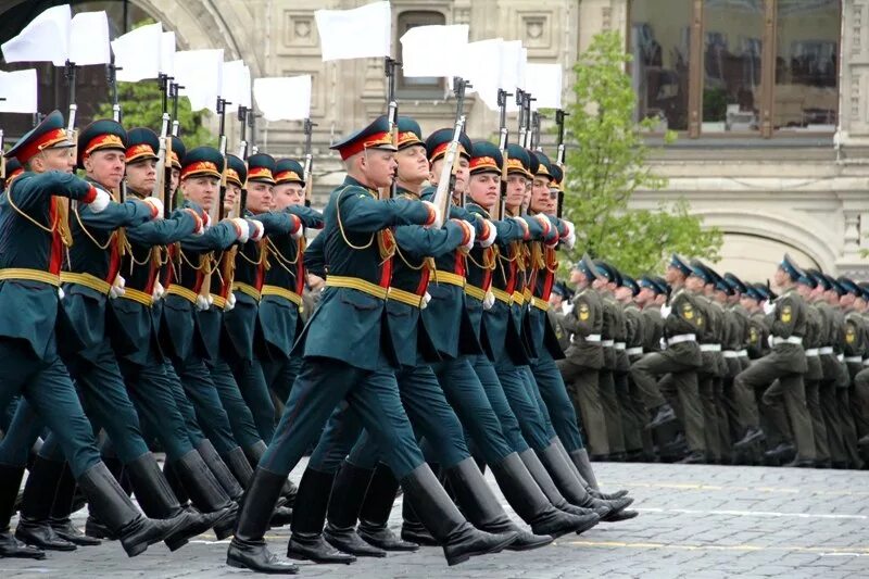 Солдаты маршируют. Солдаты маршируют на параде. Марш солдат. Солдаты на параде Победы.