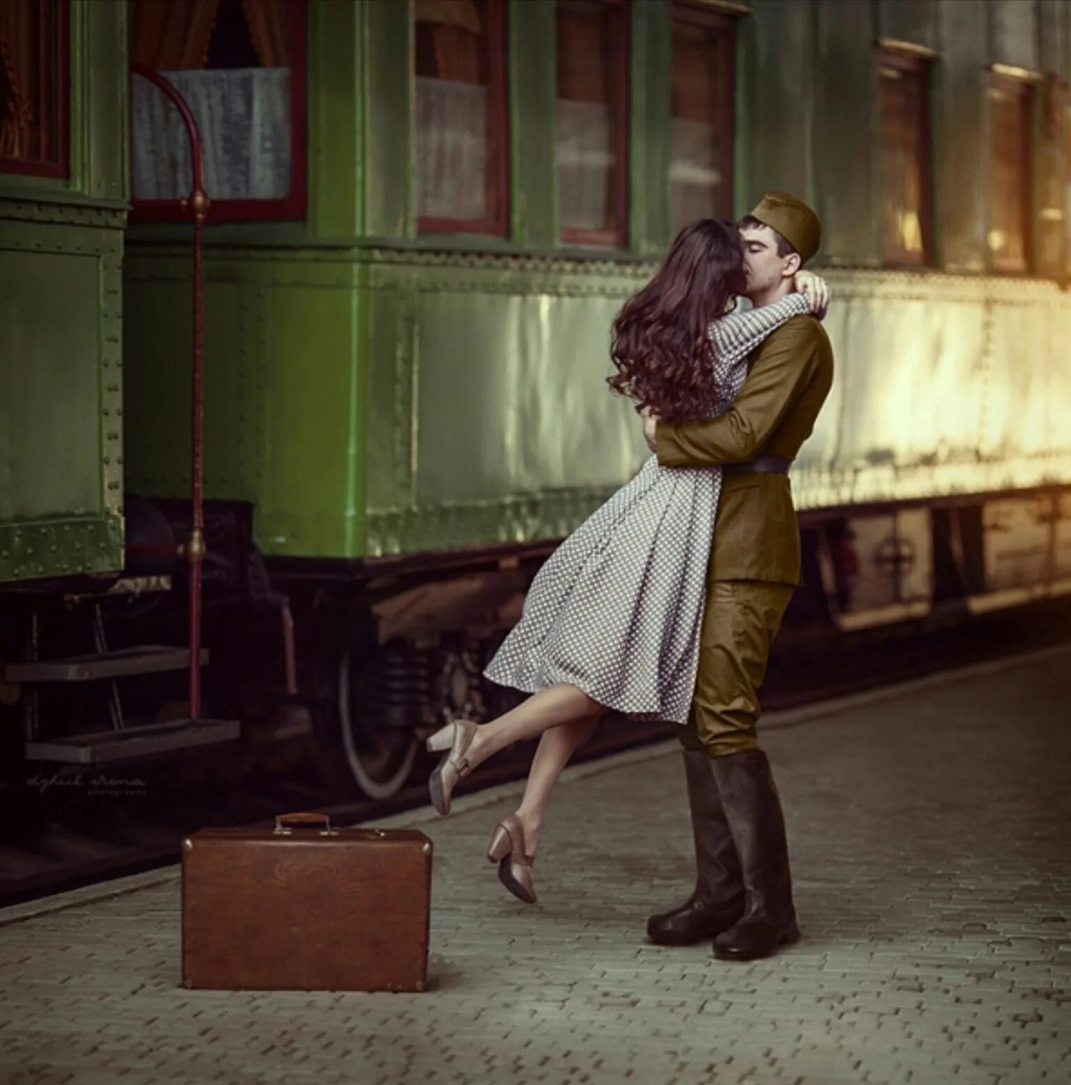 Провожала поля мужа. Встреча на вокзале. Встреча на перроне. Поцелуй на вокзале. Мужчина и женщина на вокзале.
