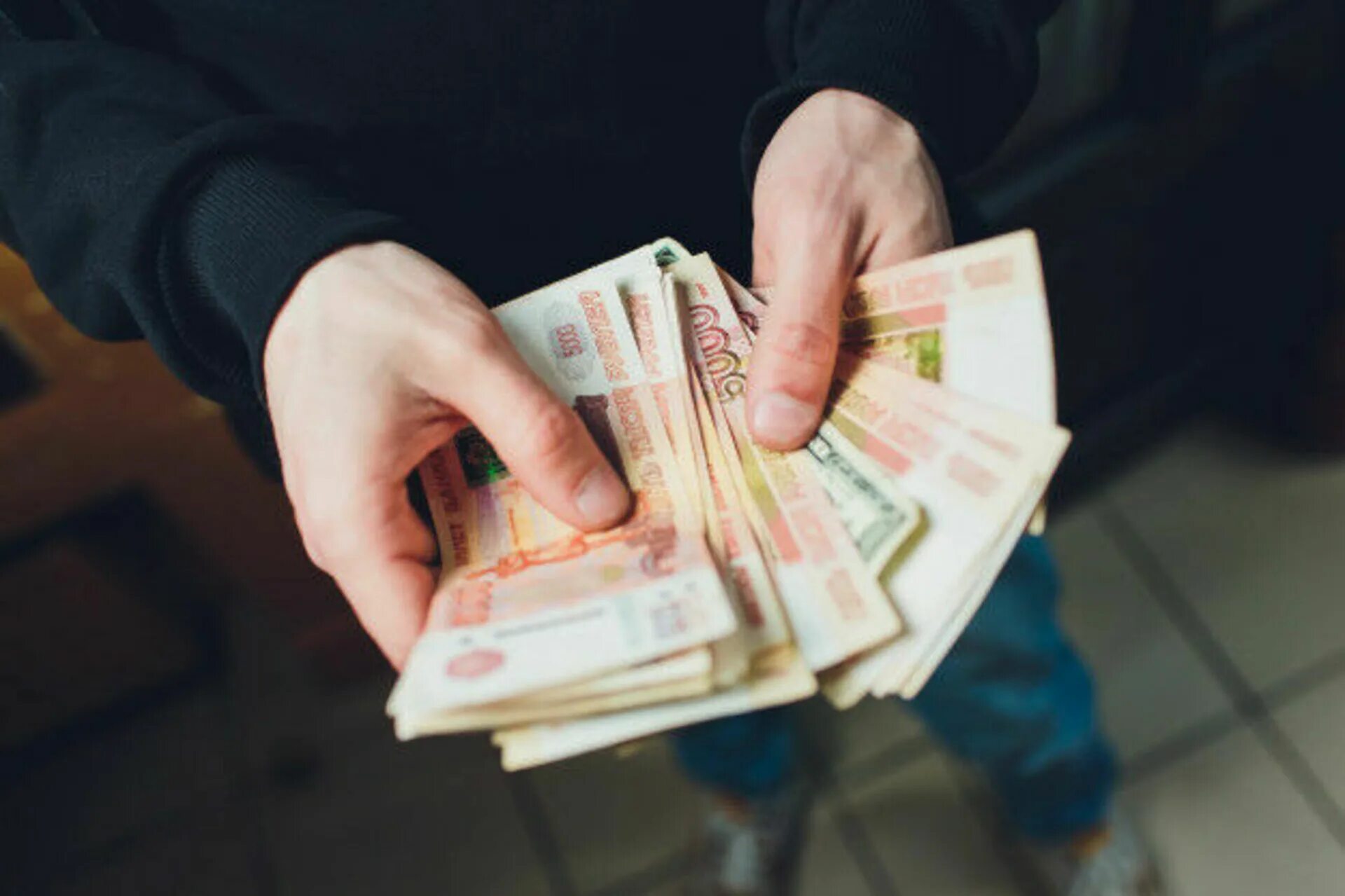 Получить 20 млн рублей. Деньги в руках. Деньги в руках рубли. Крупные деньги в руках. Крупная сумма денег в руках.