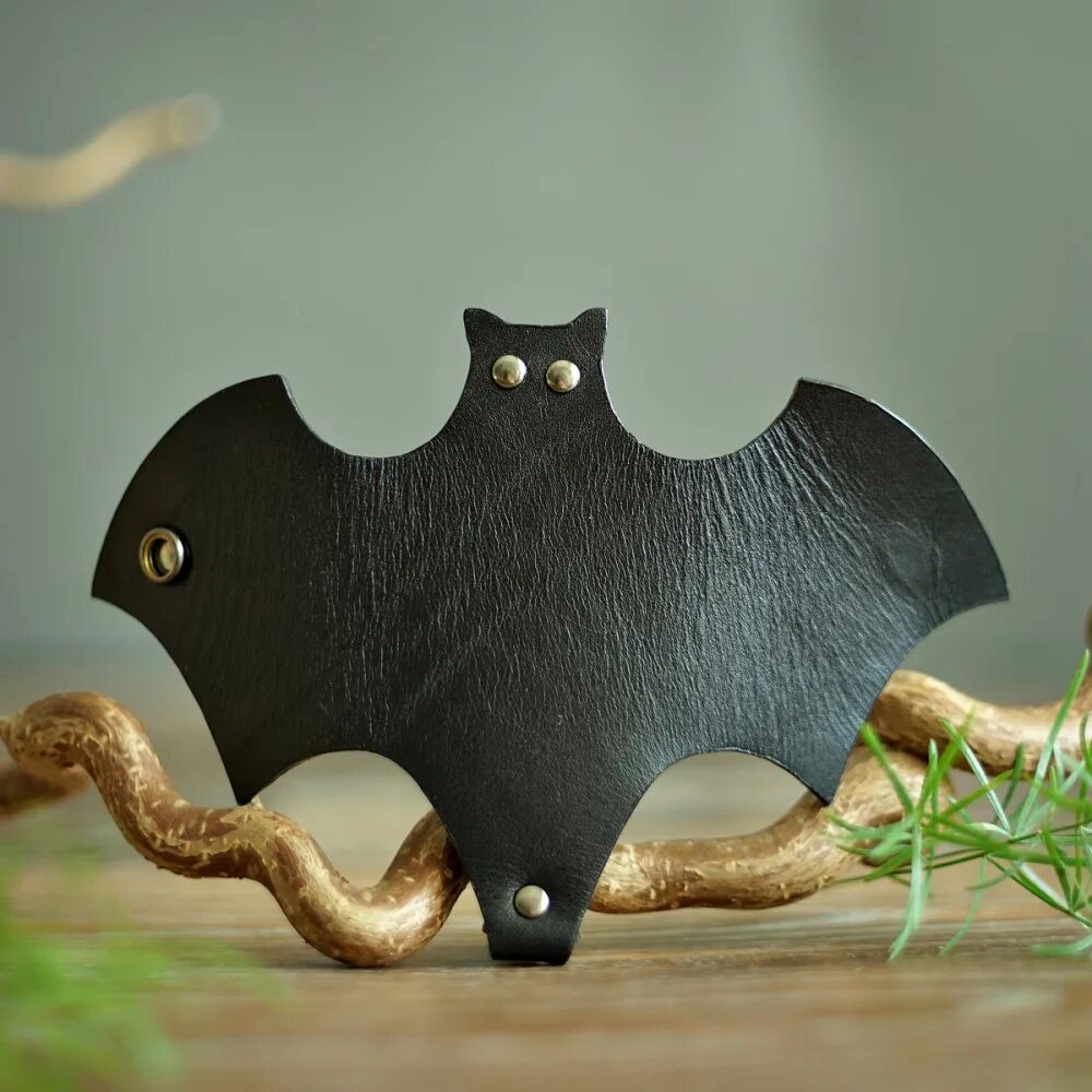 Необычная ключница из кожи. Ключница в форме летучей мыши. Необычная ключница из кожи. Ключница кожаная летучая мышь. Ключница "летучая мышь" р00013442.