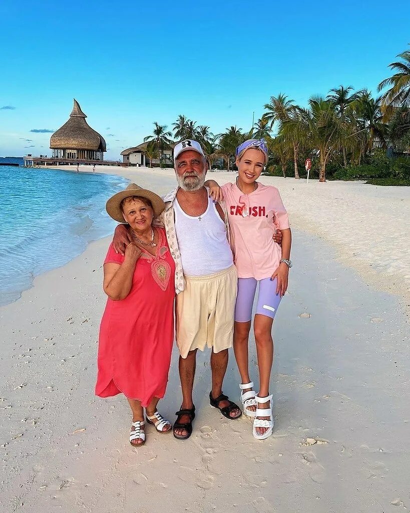 Клава кока семья мама и папа. Клава кока семья. Клава кока семья. Клава кока родители. Родители клавы коки.