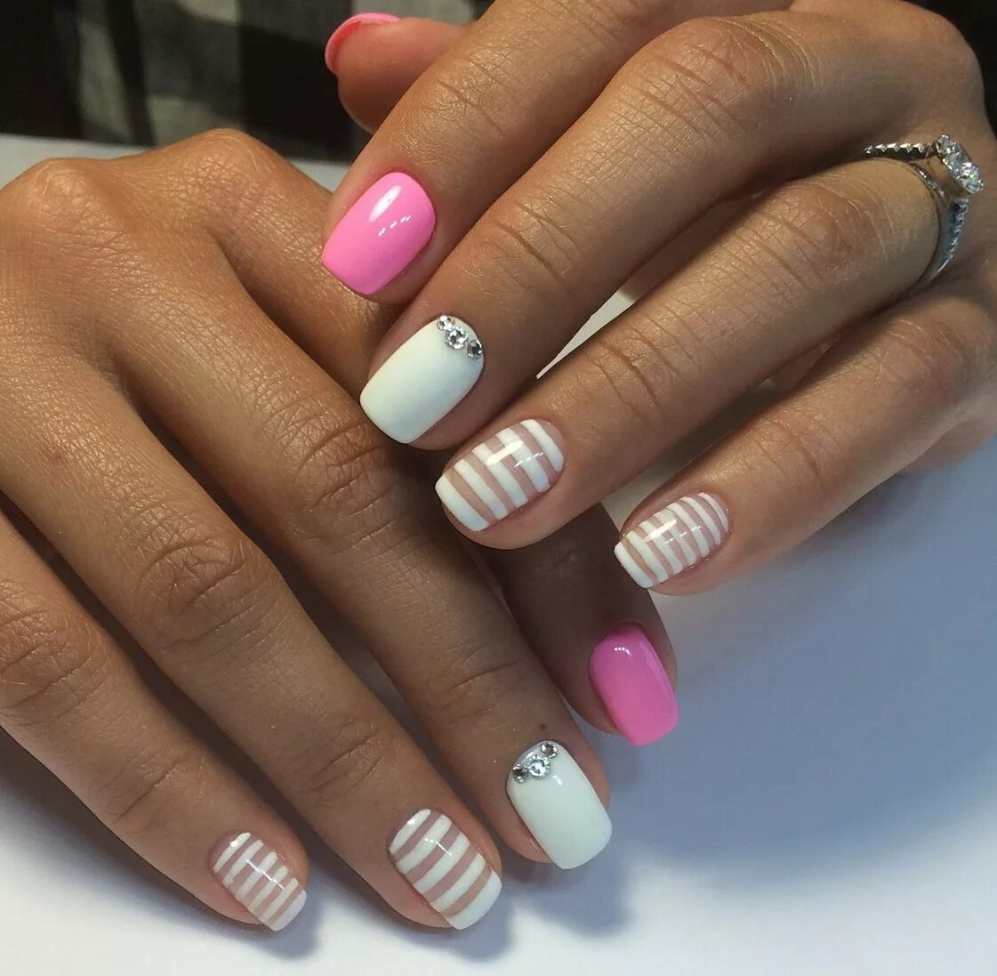 Красивый маникюр шеллак на короткие ногти. Модный ногти шеллак. Шеллак лето. Красивый шеллак на лето. Маникюр шеллак модные тенденции.