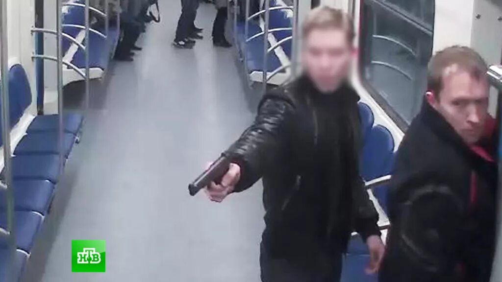 Вырубил в метро. Парень с пистолетом в метро. стрелки в метро.