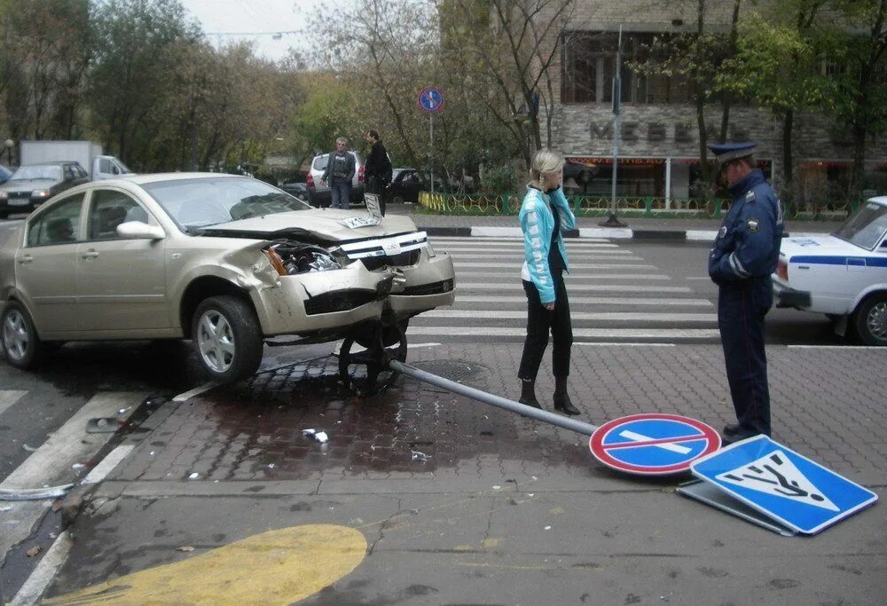 Девушки за рулём смешное. Женщина ругается за рулем. Женщина за рулем. Женщина за рулем. Женщина за рулем.