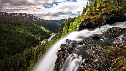 Водопад в горах