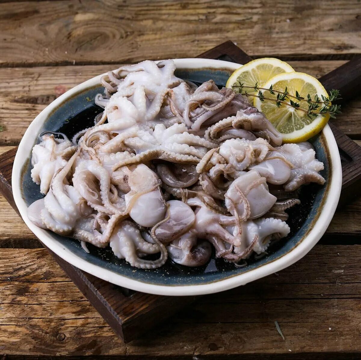 морской коктейль "seafood" mix. мидии осьминожки. морской коктейль мидии креветки кальмары. мидии осьминожки. кальмар на белом фоне.