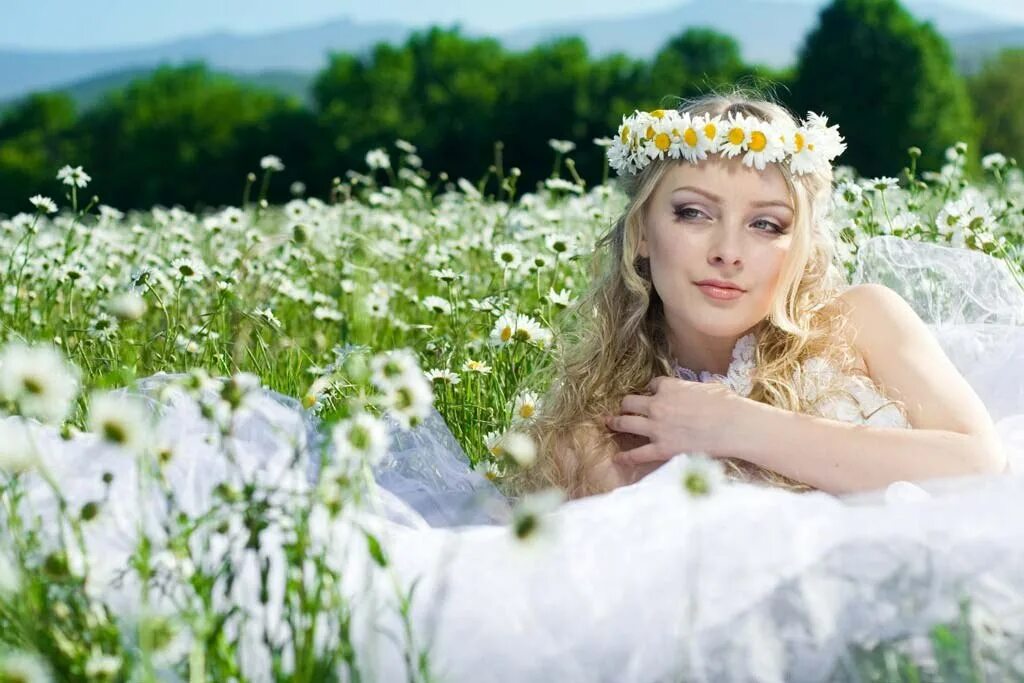 Расцвели ромашки для моей наташки песня. Девушка в венке из ромашек. венок из ромашек для невесты. девушка с венком из ромашек на голове. ромашки для красавицы.