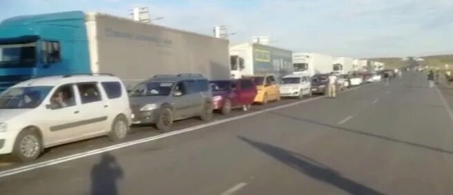 Очередь на границе с казахстаном. Очередь на границе. Кпп сагарчин граница с казахстаном. Озинки граница с казахстаном. Очередь на российско казахстанской границе.