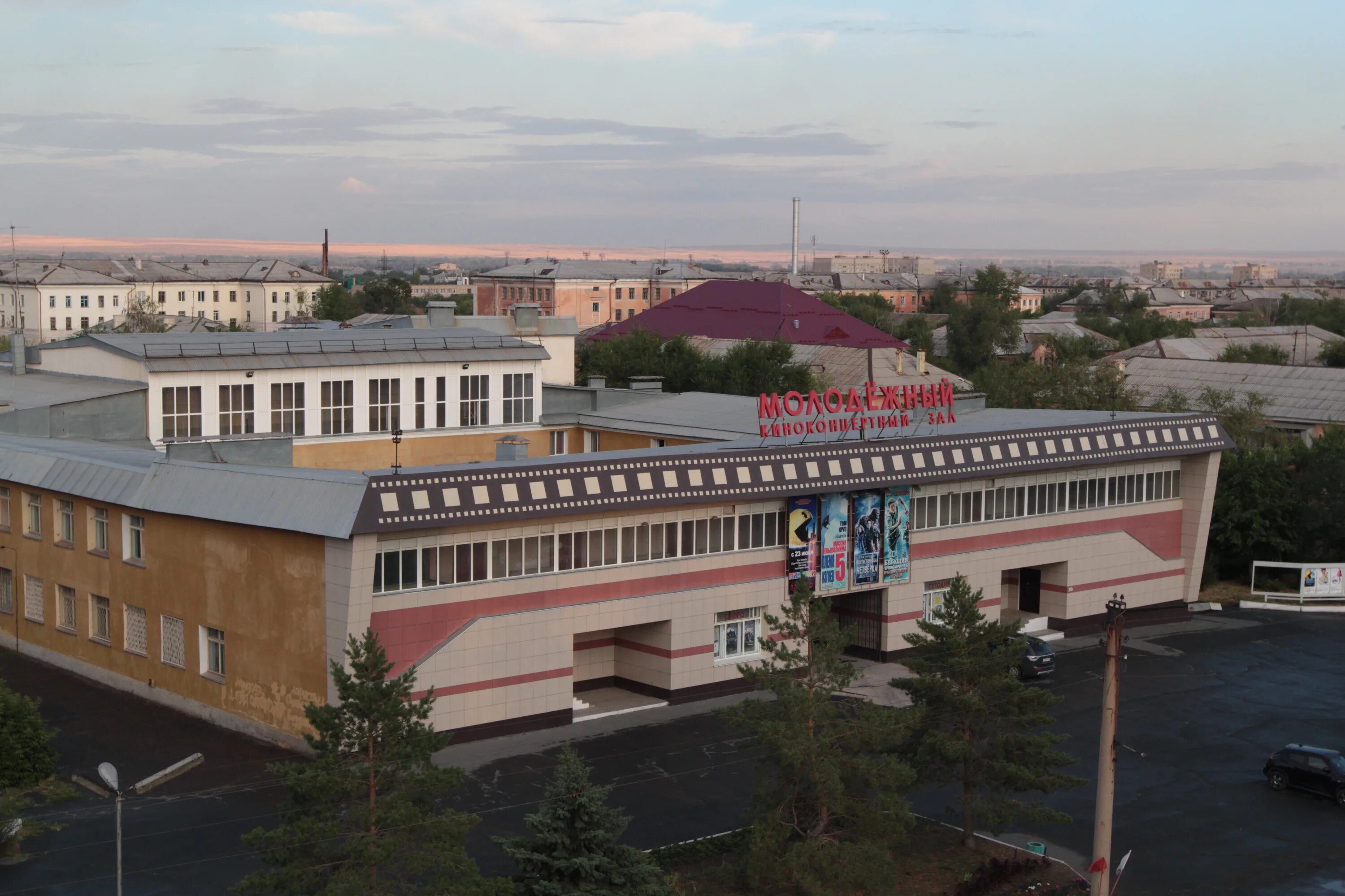 Тц апельсин новотроицк. Дворец металлургов владикавказ. Центр город новотроицк. Молодёжный центр новотроицк. Новотроицк дворец культуры.