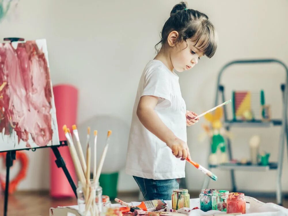 Детский творческий. Краски для детей. Искусство для детей. Художественное искусство для детей. Ребенок художник.