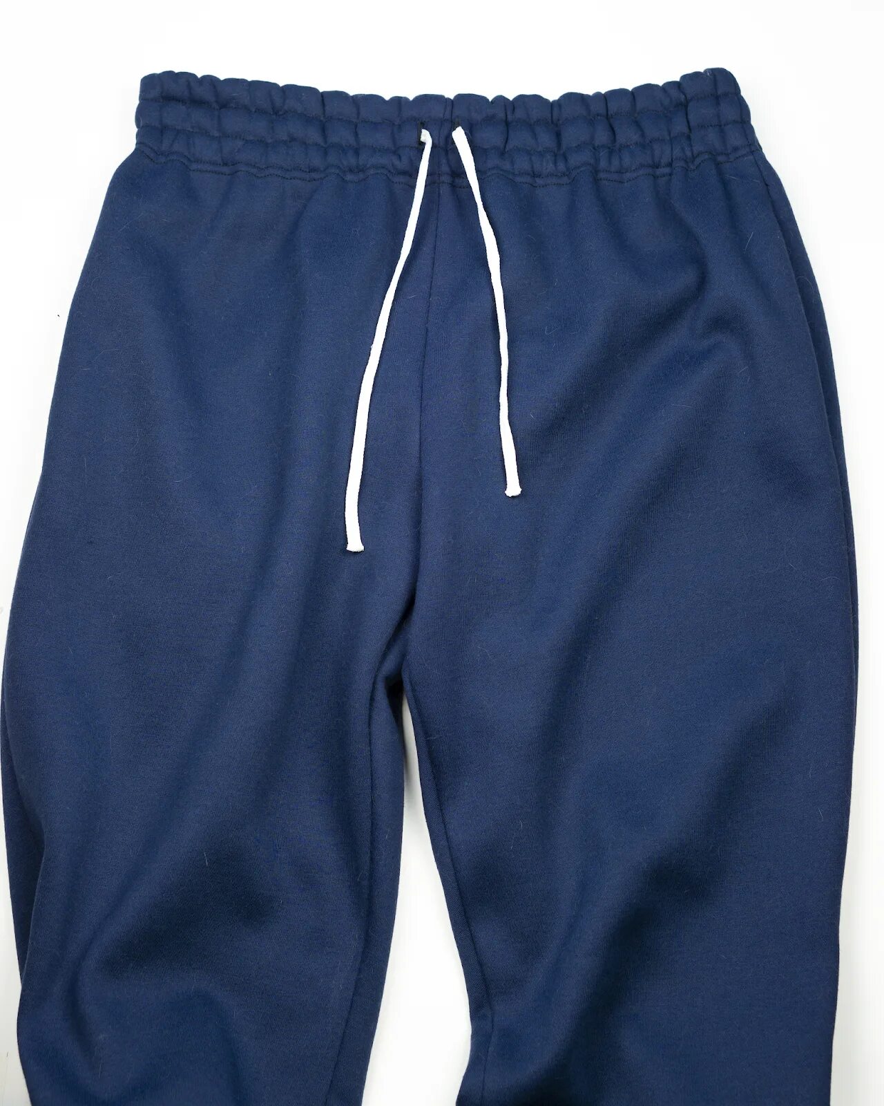 Пояс на спортивных штанах. Пояс трикотажных штанах. Шнурок в поясе штанов. Пояс на брюки из кашкорсе. Пояс на спортивных штанах.