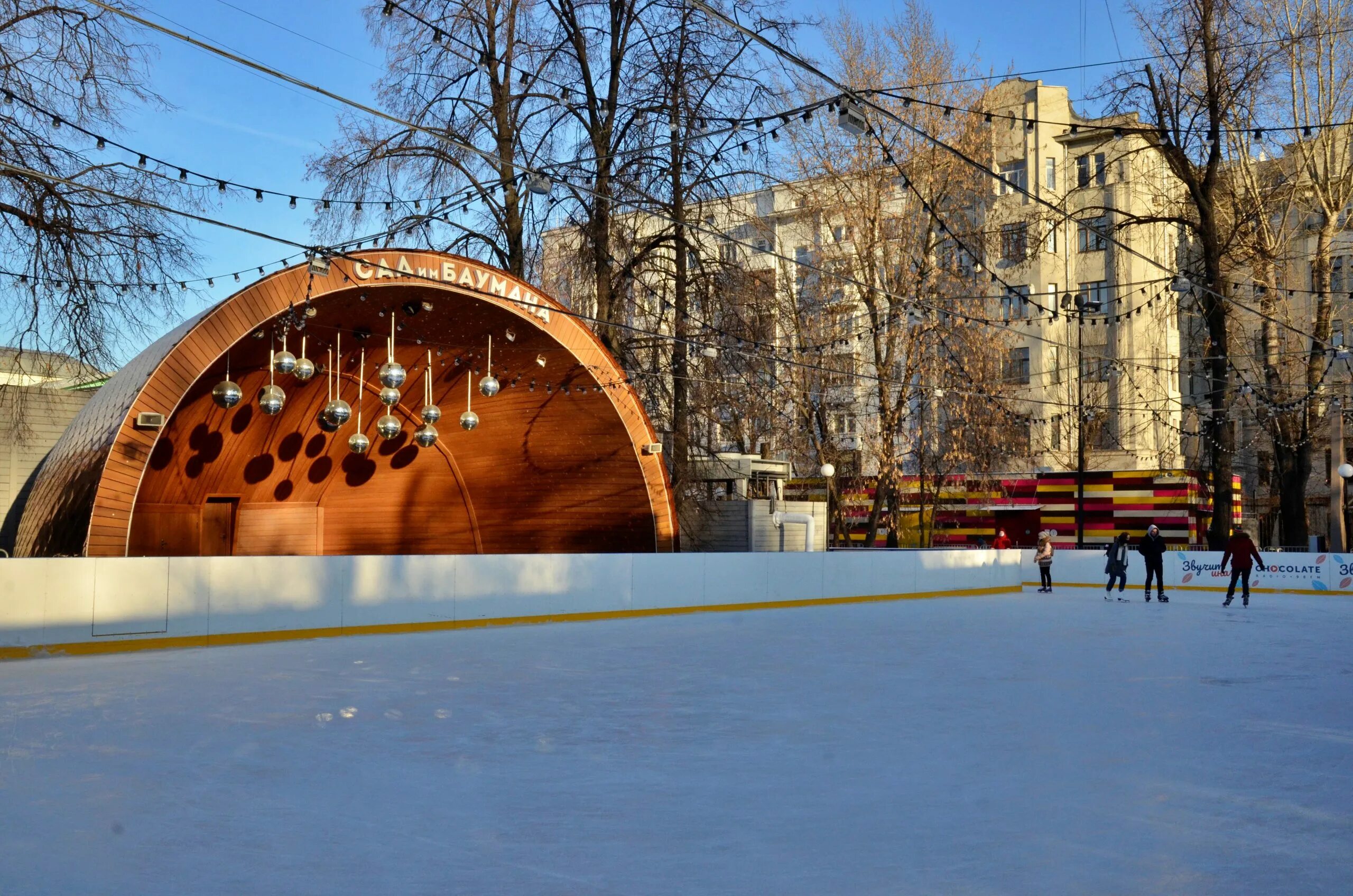 Каток баумана купить билет. Сад Баумана в Москве каток. Парк Баумана каток. Каток в саду Баумана. Парк имени Баумана каток.