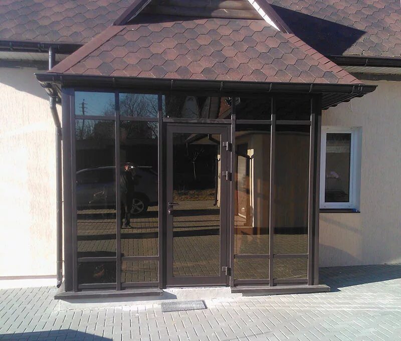 И два входа закрытых. Входная группа честный дом. Входная группа в дом с крыльцом. Входная группа в коттедж. Застекленная входная группа.