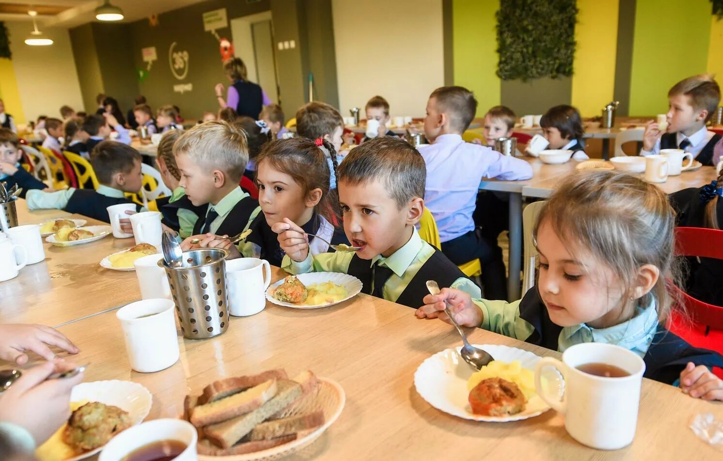 Школьное питание ру. 13 Школа Нижнекамск. Завтрак в школе. Обпд в школе. Горячее питание в школе.