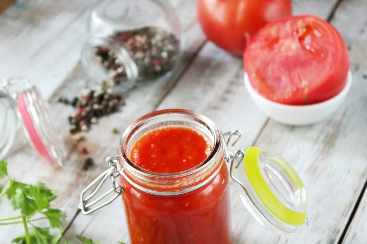 Соус на зиму из помидор очень вкусный. Кетчуп из помидоров на зиму пальчики оближешь с перцем. грузинский кетчуп из помидор. кетчуп пальчики оближешь. закуска из помидоров с кетчупом.