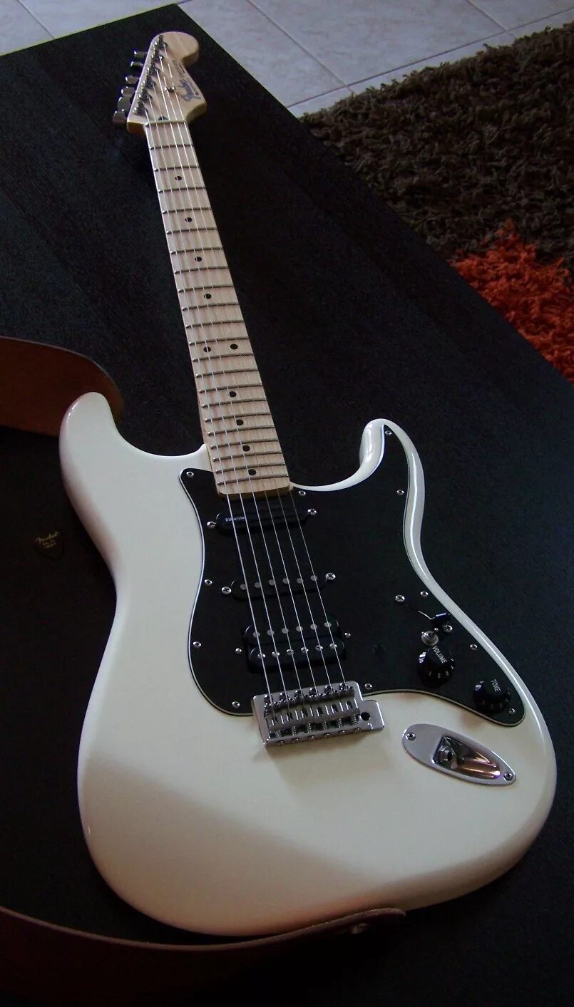 White stratocaster. Fender Stratocaster белый. Stratocaster Black Pickguard. Страт пикгард белый. Фендер стратокастер черный.