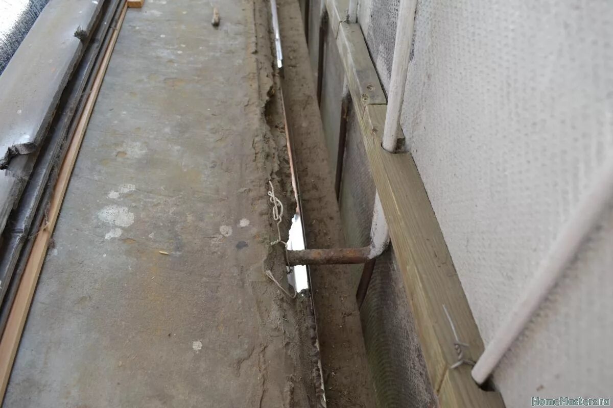 Щель на балконе. Зазор между балконами. Заделка щелей на лоджии. Щель на балконной плите. Щель на лоджии между полом и парапетом.