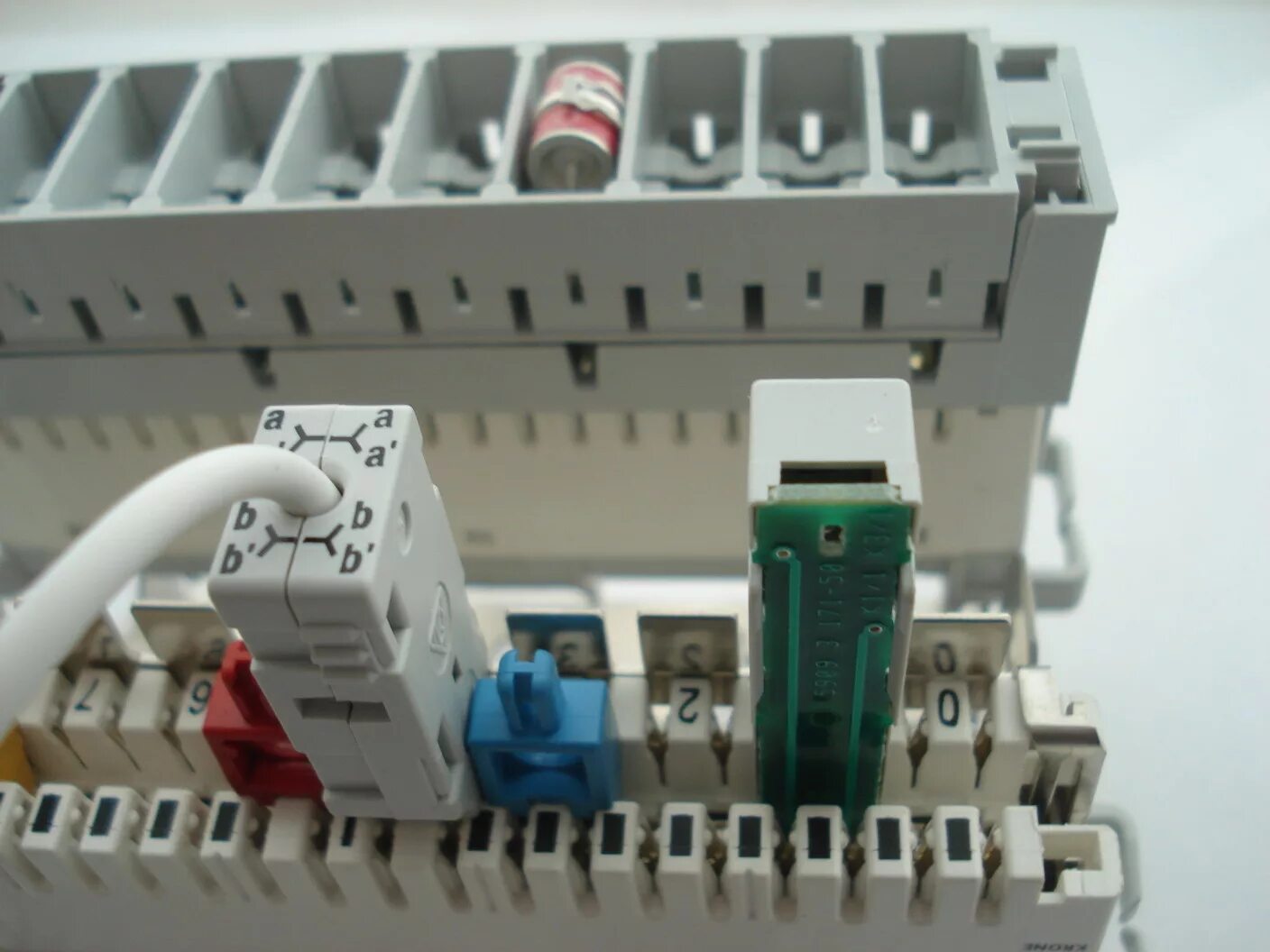 Hyperline kr-cas-thst, кассета для грозоразрядников на 10 пар. грозоразрядник в плинт krone. защитное 10 2. плинты krone 10x2. магазин защиты от перенапряжений для плинтов на 10 пар мзк42к.