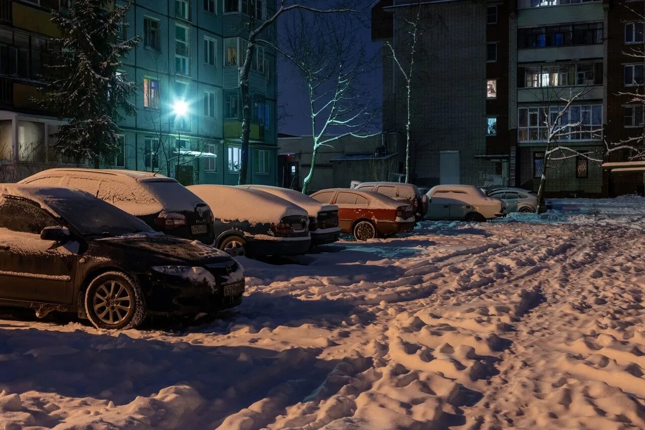 Заснеженный двор. Заснеженный двор со стоящим авто ночь. Сильно заснеженный двор 90. Челябинские заснеженные дворы.