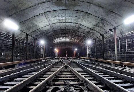 Рельсы метро