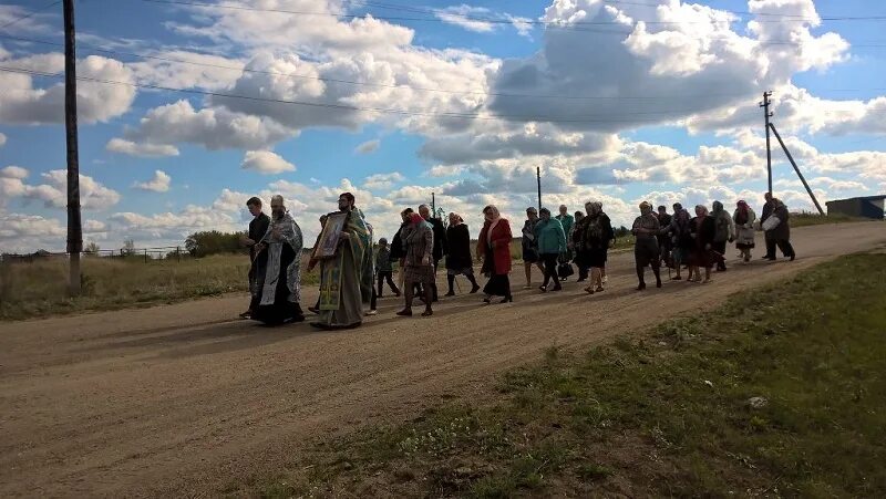 Храм в селе луговое тюмень. Крестный ход в сочи 2022. Р. Монастырь перевозное успенский крестный ход 2022 год. Старая майна крестный ход.