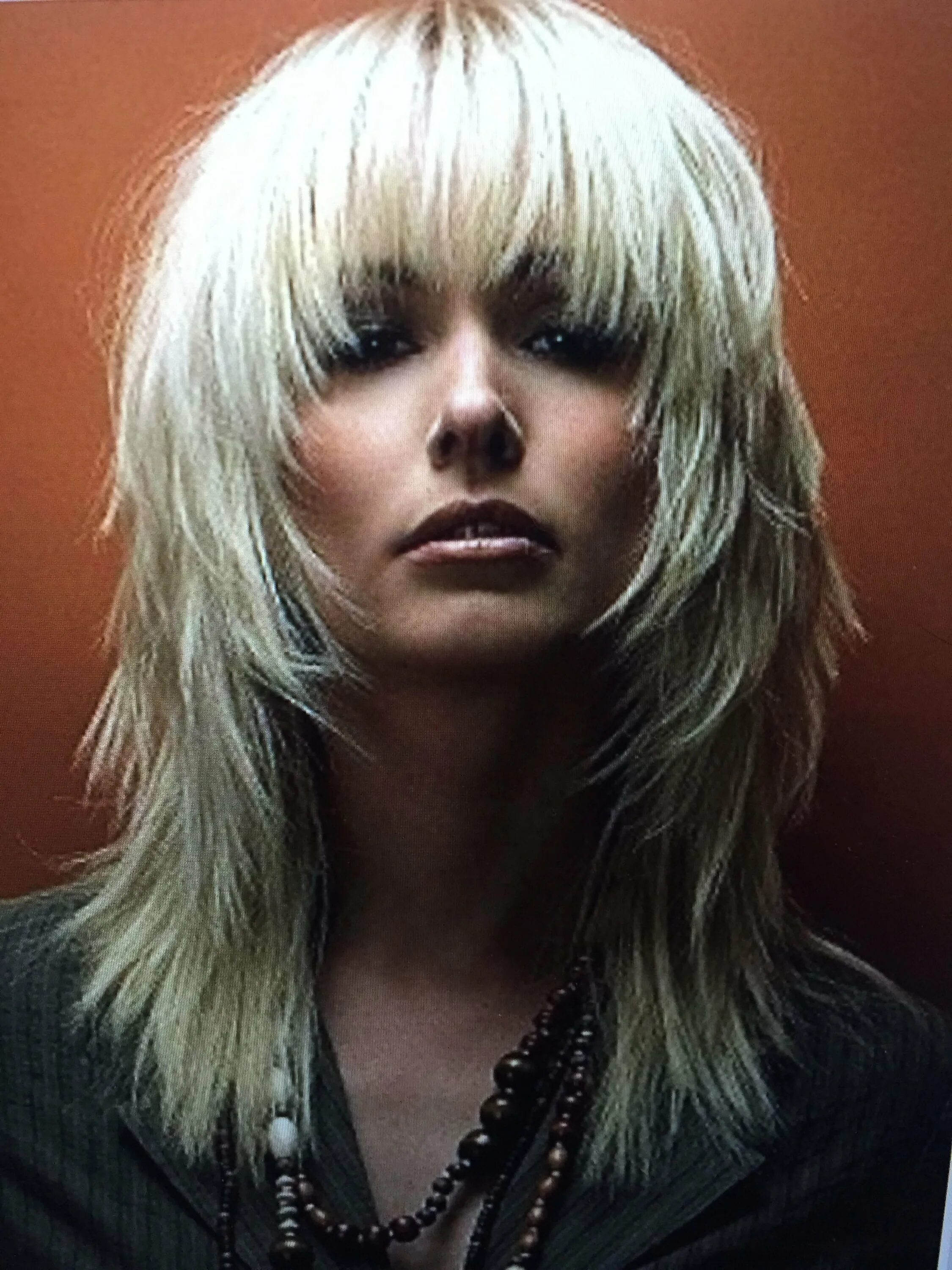 Стрижка каскад рванка на средние. Рванка. Рванка. Каскад с рваной челкой. Стрижка каскад лесенка гаврош.