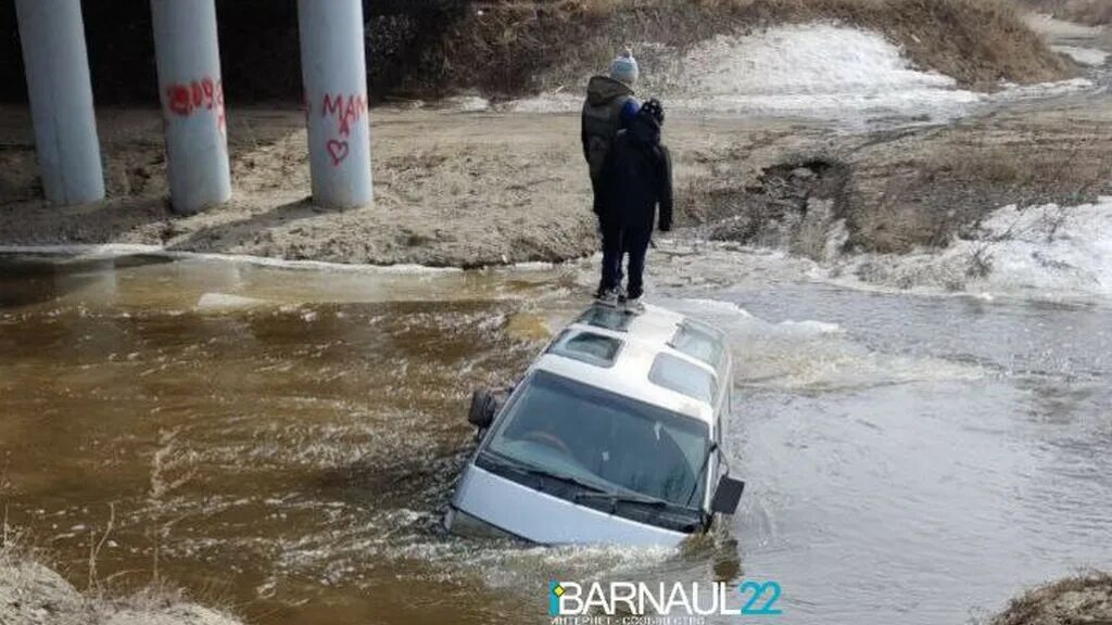 Затонувшие автомобили. Утонувшие машины слюдьм. Река Барнаулка.