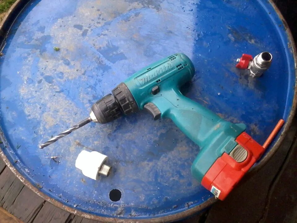 Кран в 200л бочках. Бубафоня из 200 литровой бочки. Врезка в бочку 100мм. Бочка для полива огорода. Ёмкость для воды своими руками.