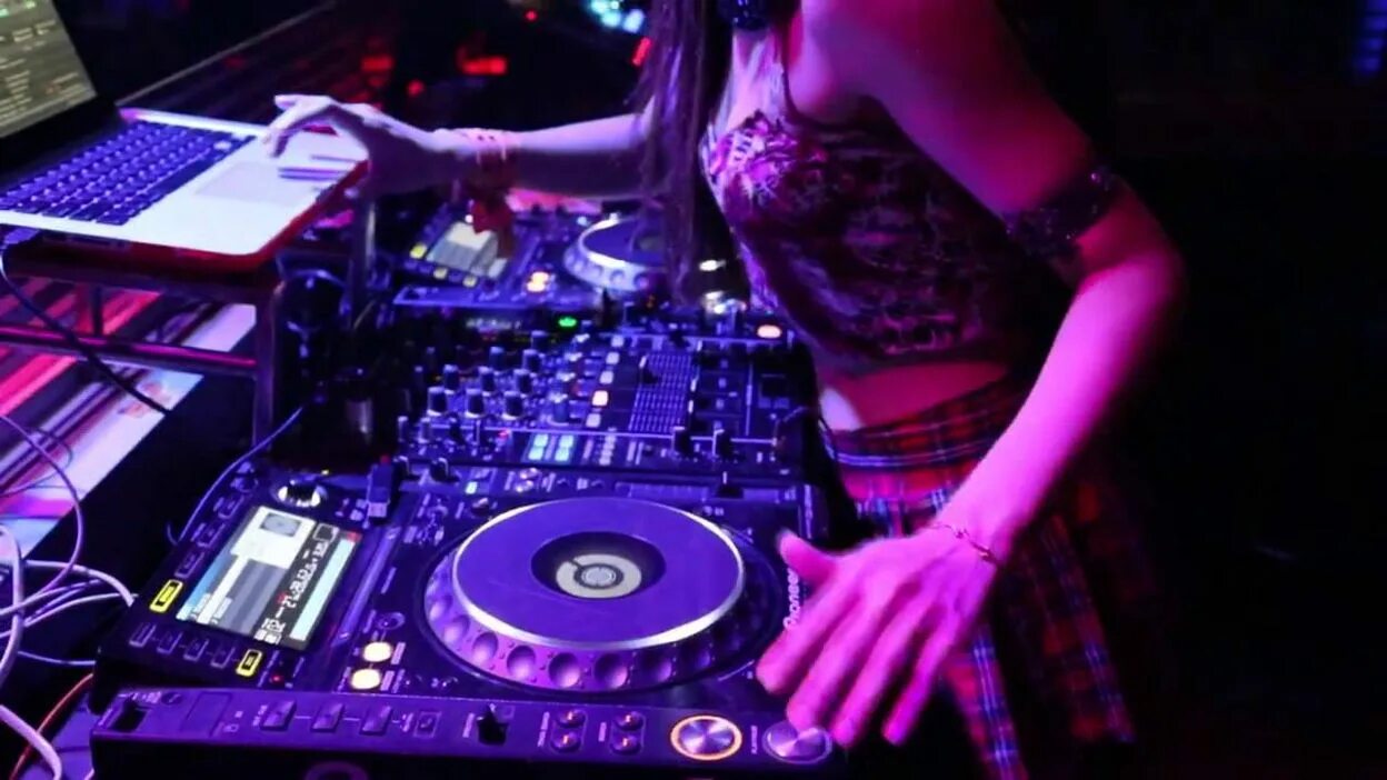 Dj set 2023. Диджей в горах. Tale of us dj. Live dj set. Lily palmer dj.