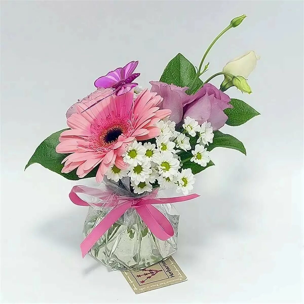 Цветочная композиция в коробке. Маленькие композиции из цветов. Небольшие букеты. Стильные весенние букеты. Композиция с цветами.