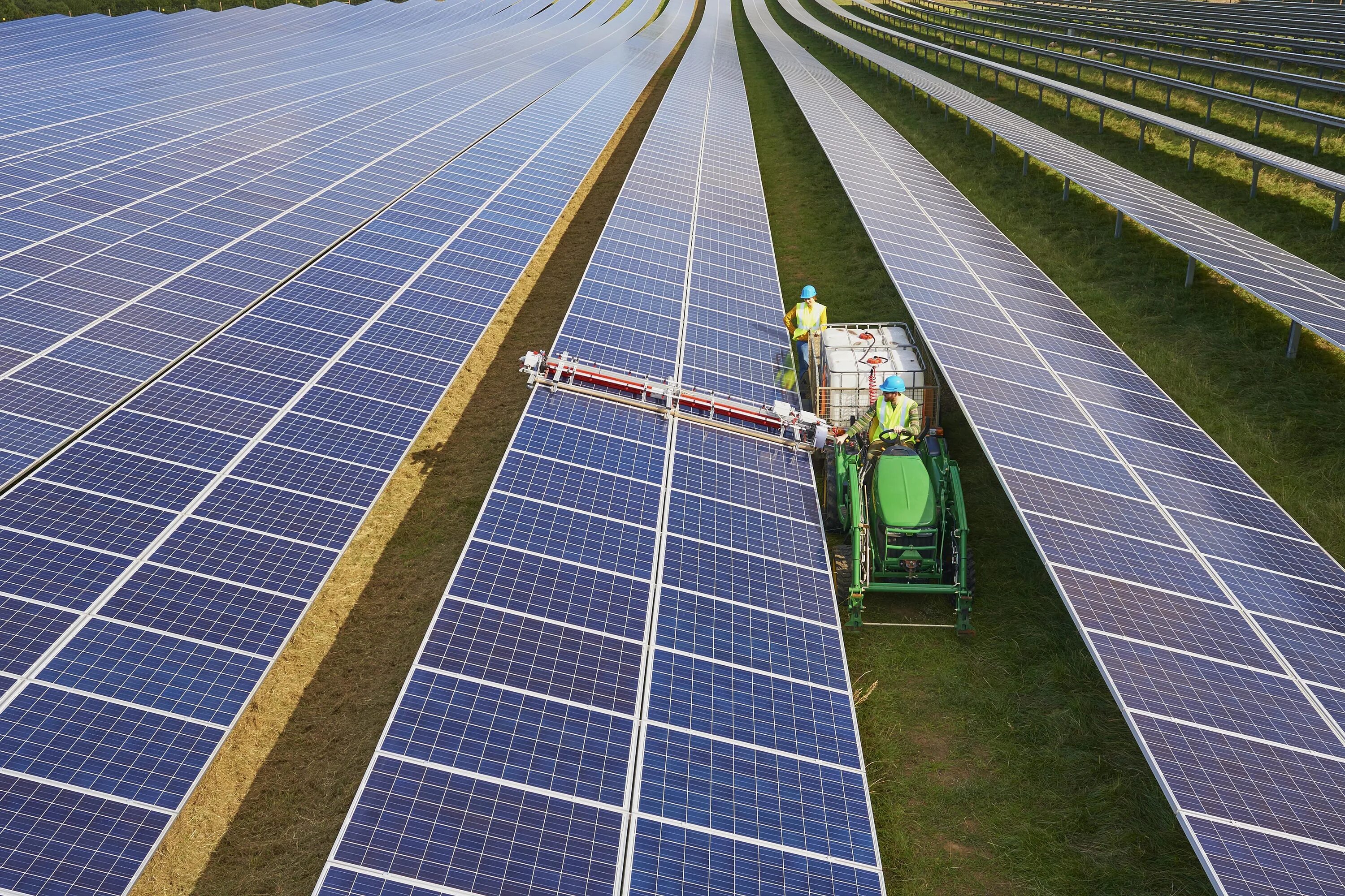Сколько нужно солнечных батарей. Солнечные батареи. Солнечные батареи вырабатывают электроэнергию. Солнечные панели в сельском хозяйстве. Выработка солнечной панели.